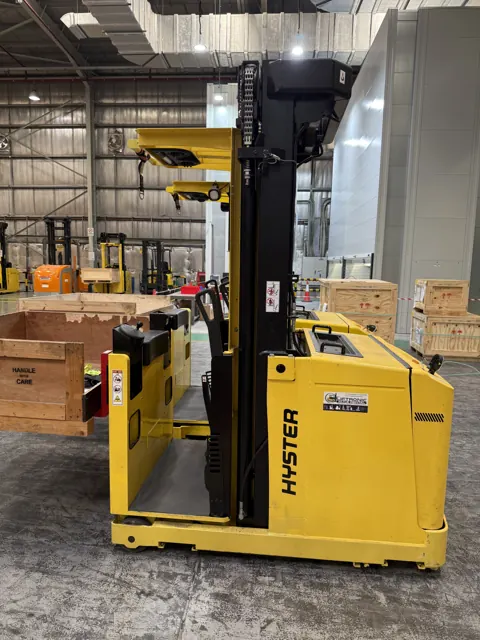 Hyster order picker with its mast and platform, side view
