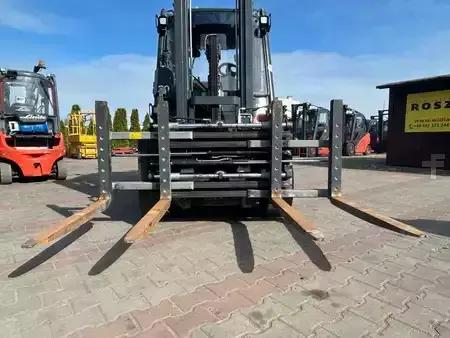 Forklift with a multiple pallet handler, front view