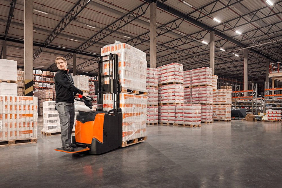 material handling equipment rental UAE