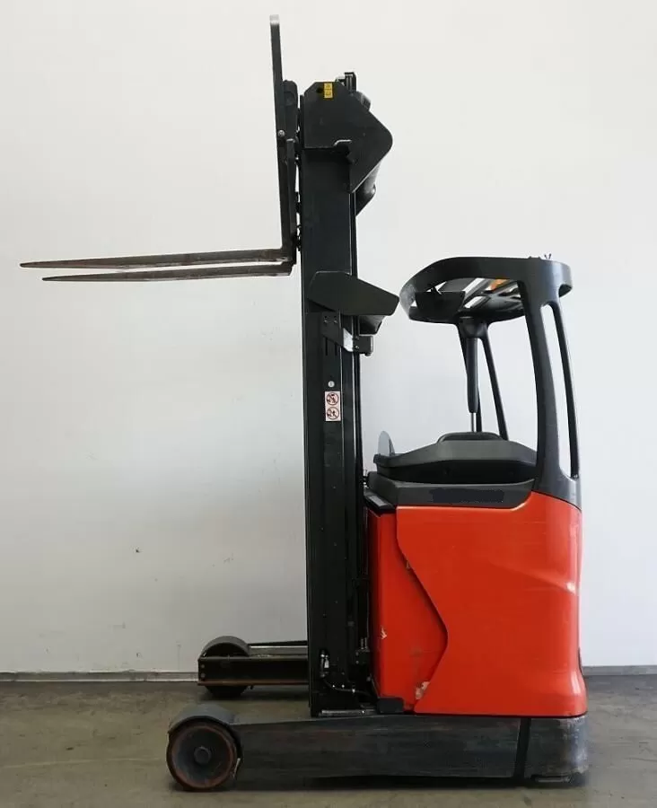Electric reach forklift with extended mast