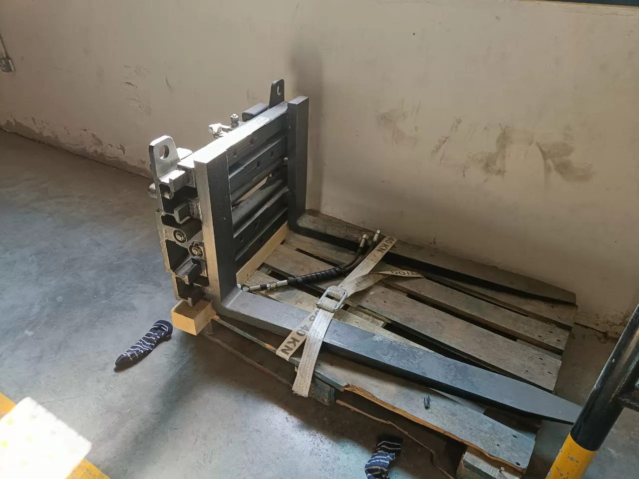 Industrial forklift attachment for load handling
