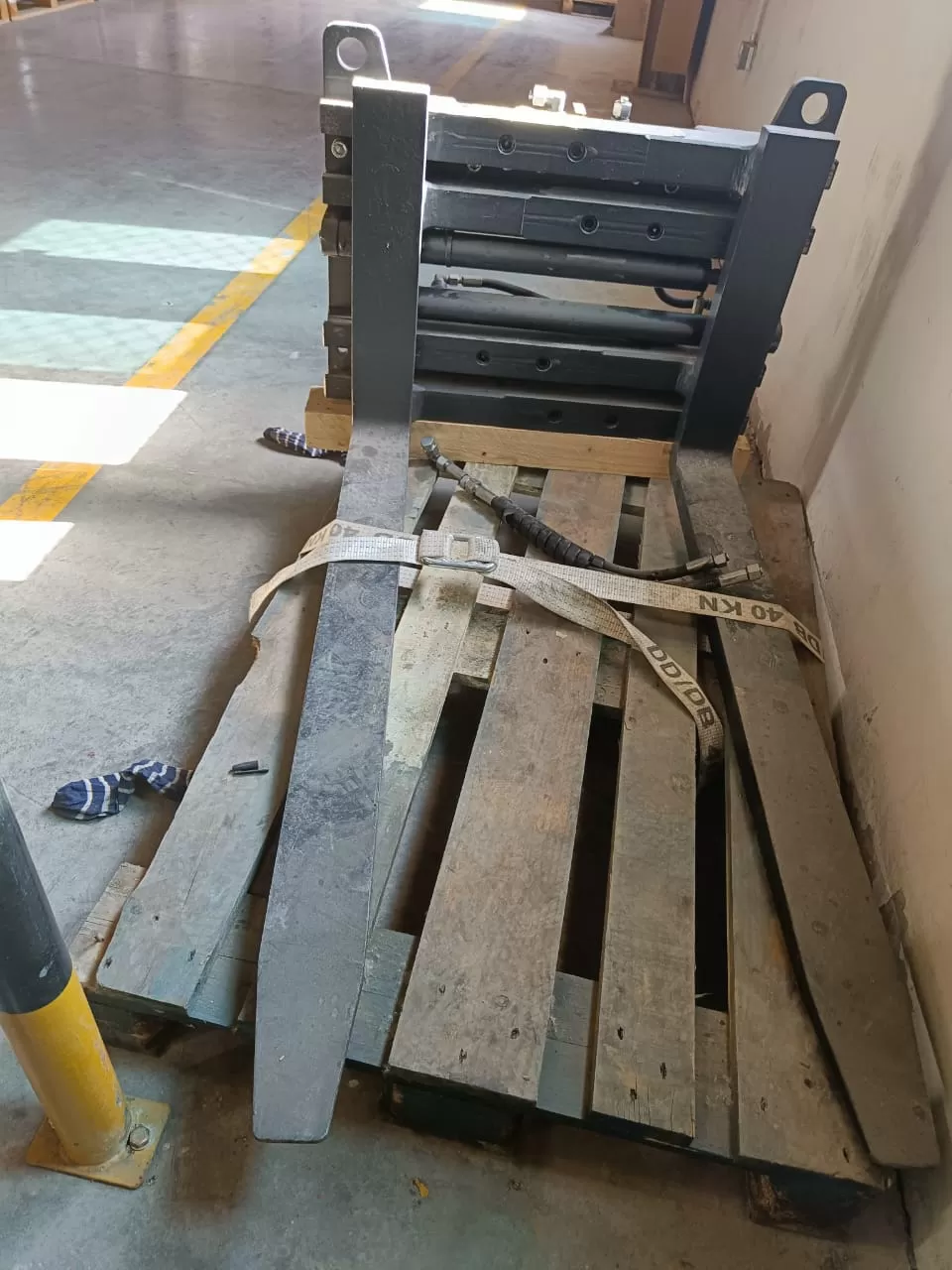 Forklift fork attachment and hydraulic components