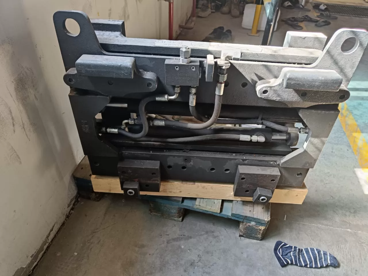 Forklift hydraulic attachment assembly