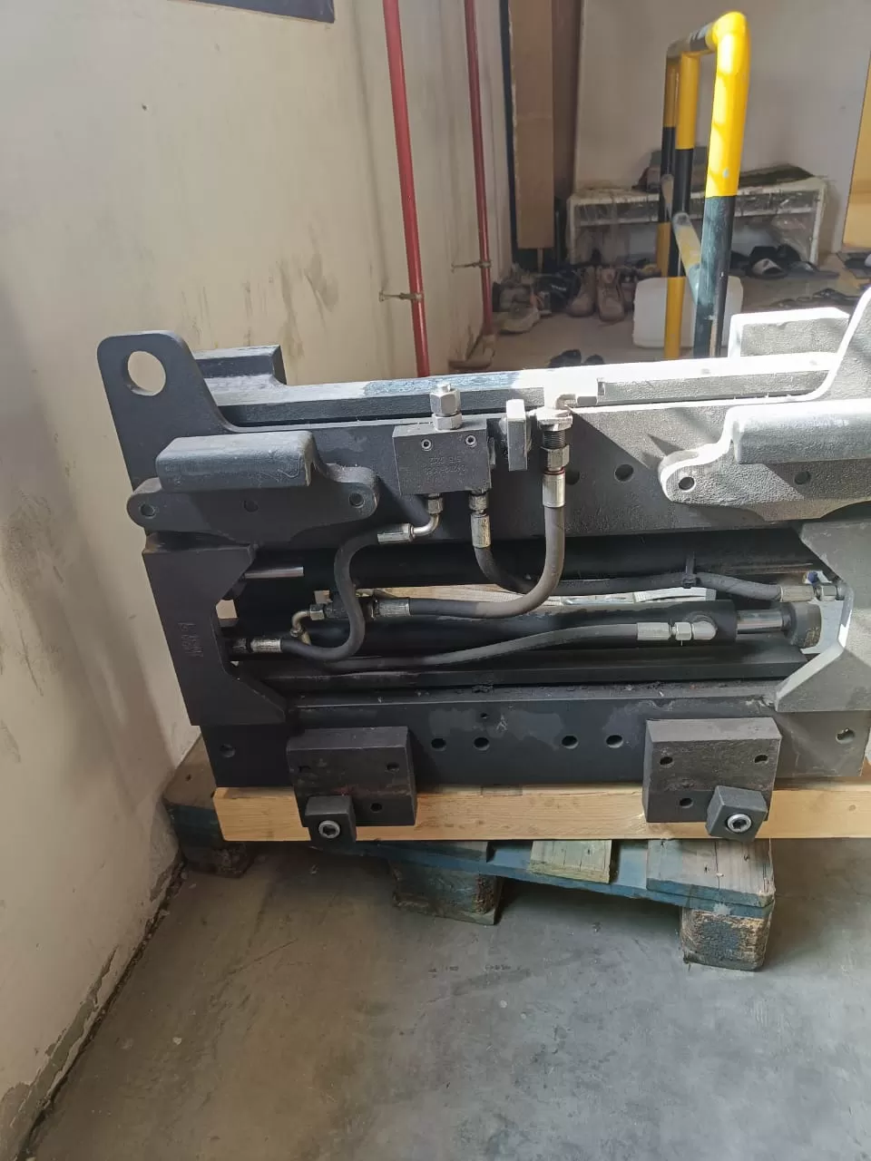 Industrial forklift attachment with hydraulic connections