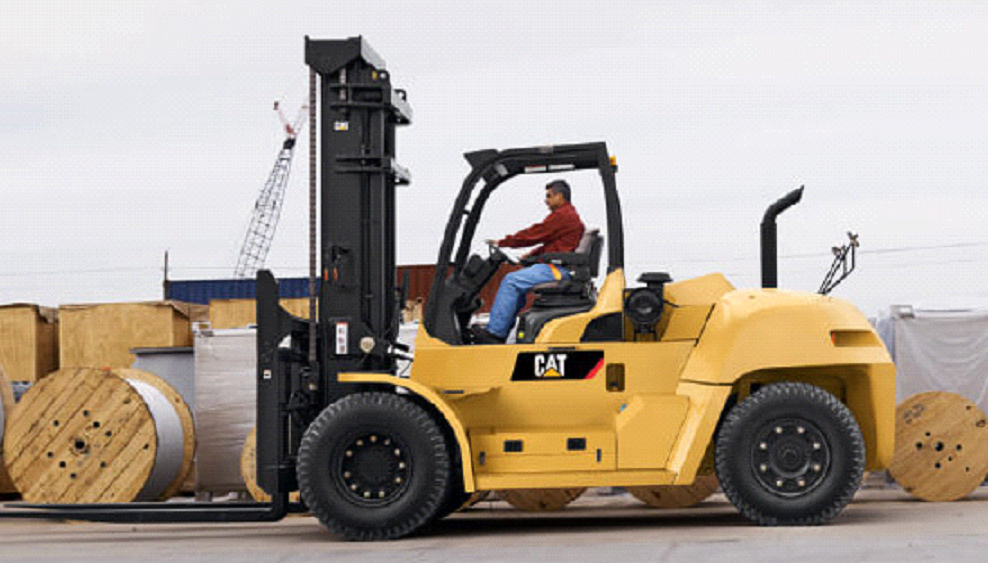 Heavy-duty forklift with long lifting forks